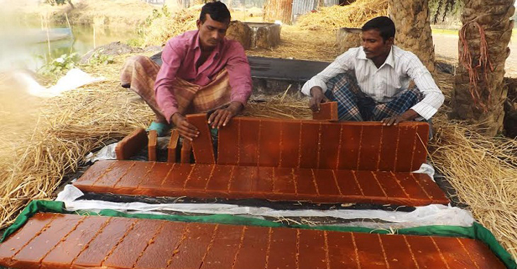 কনকনে শীতে খেজুর রস ও সুস্বাদু পিঠা গ্রা